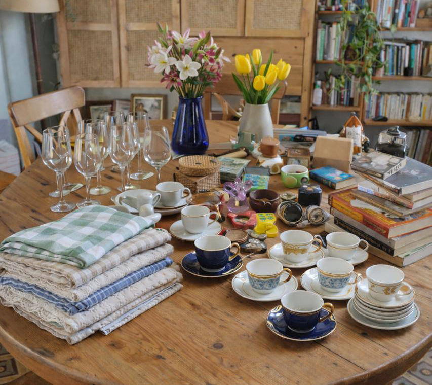 Mesa con objetos y vajilla